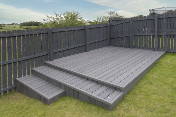 Cost of Vinyl Deck Construction in Van Nuys